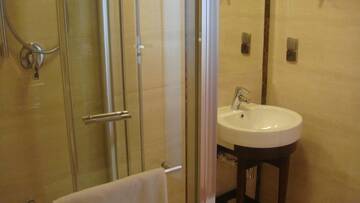Фото номера Двухместный номер с 2 отдельными кроватями Отель Hotel Rydzewski г. Элк 4